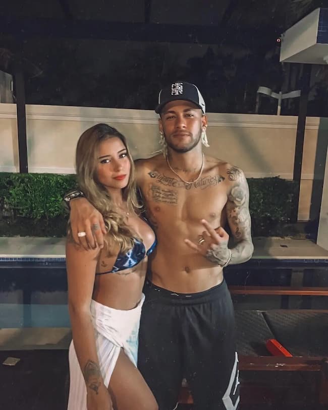 What is the name of the soccer player Neymar's wife?